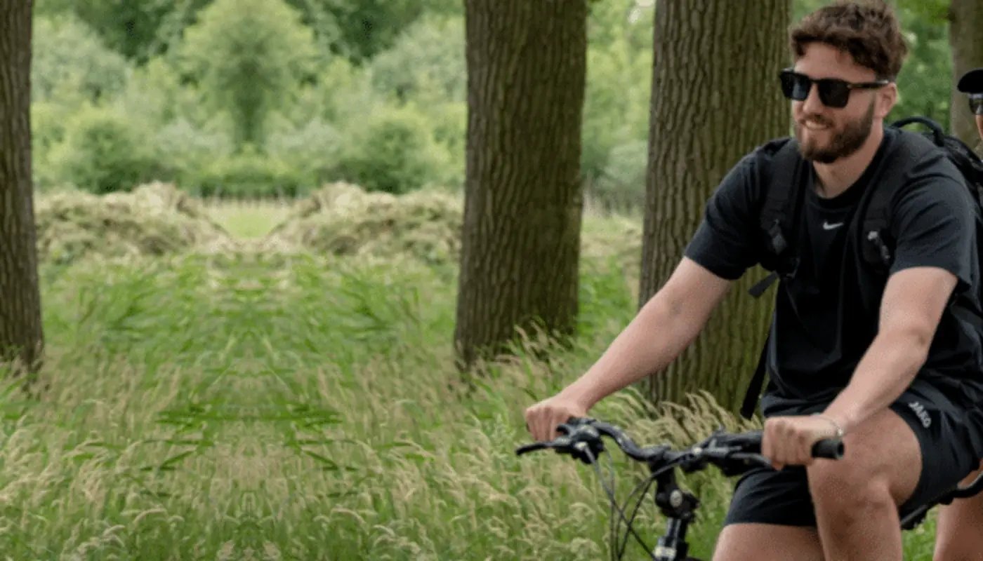 Foto-medewerker-op-fiets-tijdens-bedrijfsweekend (1)