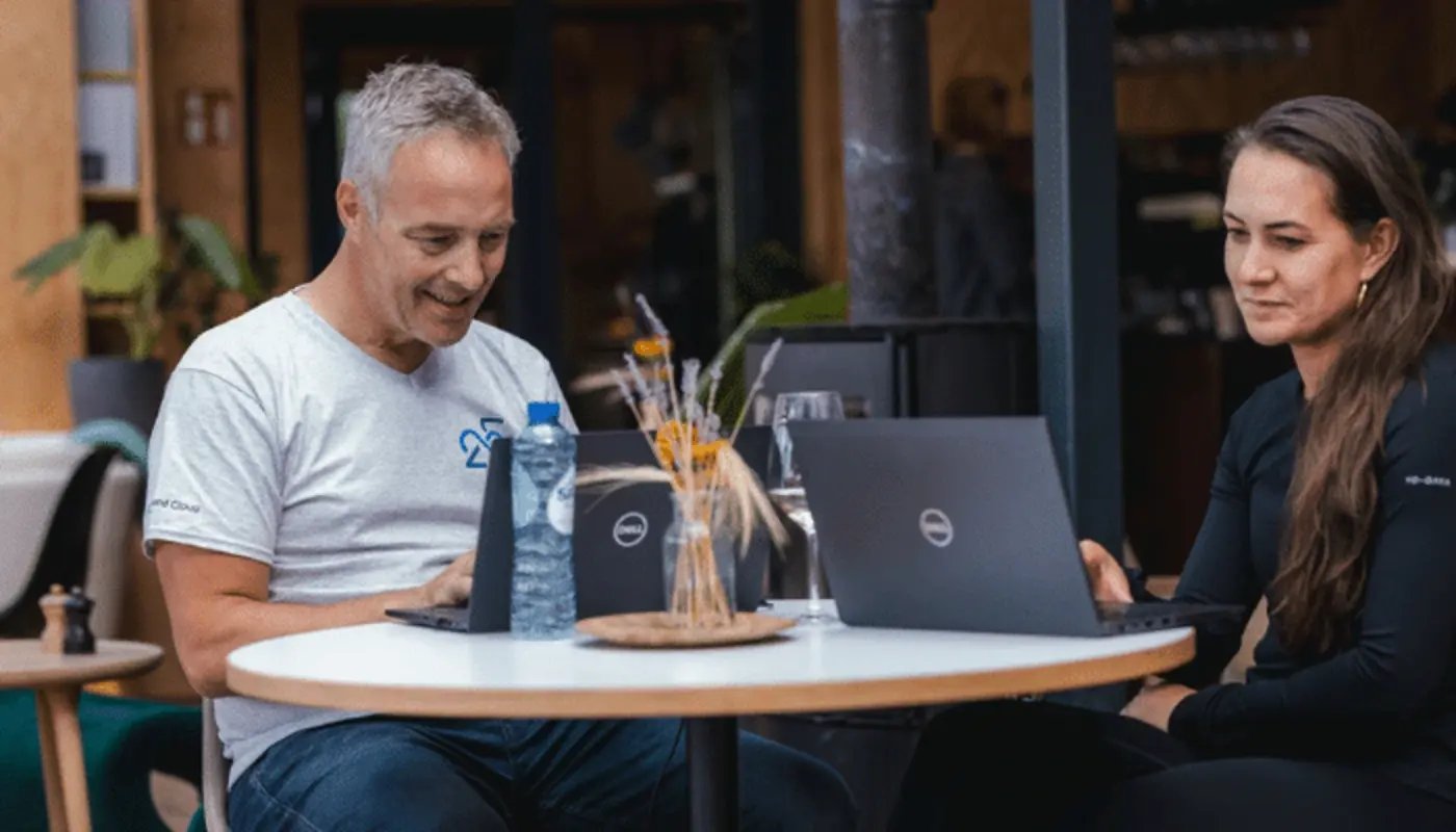 Foto-medewerkers-gebruiken-laptop-buiten